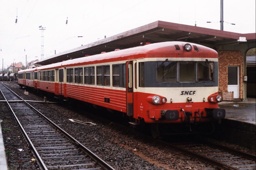 XRAB 8340/XBD 4342 und 8328/4348 mit Autorail 65524 Sarrebourg-Sarreguemines auf Bahnhof Sarreguemines  am 31-10-1998. Bild und scan: Date Jan de Vries.