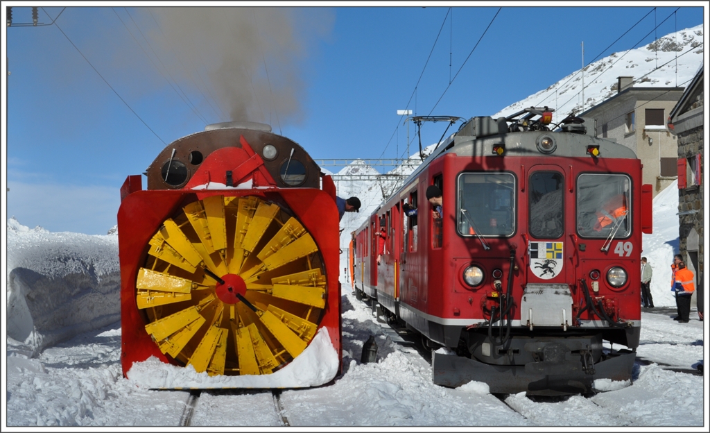 Xrot 9213 und ABe 4/4 II 49 und 47 mit Rumer in Ospzio Bernina. (26.02.2011)