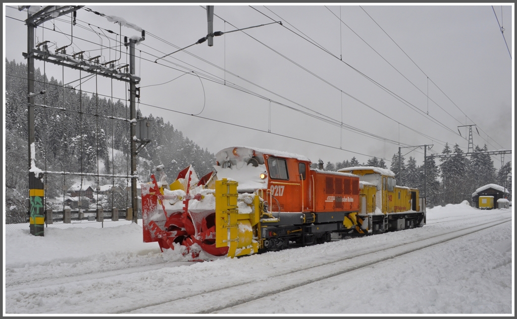 Xrot 9217 und Gm 4/4 242 bei der Durchfahrt in Ilanz. (21.01.2012)