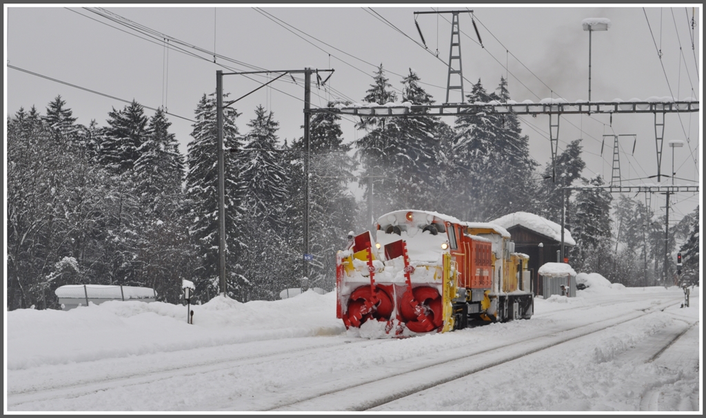 Xrot 9217 und Gm 4/4 242 bei der Durchfahrt in Ilanz. (21.01.2012)