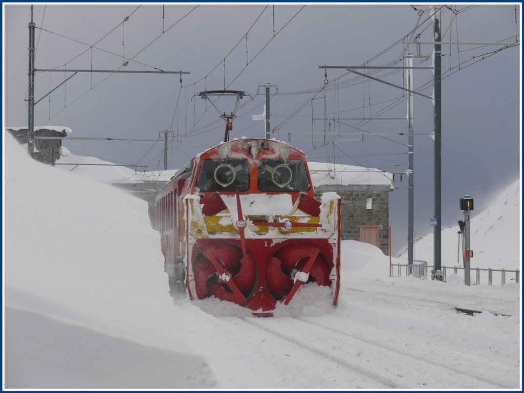 Xrot 9218 kommt von einem Streckeneinsatz Seite Alp Grm nach Ospizio Bernina zurck. Die Schneeverwehungen haben schon eine beachtliche Hhe erreicht. (01.12.2009)