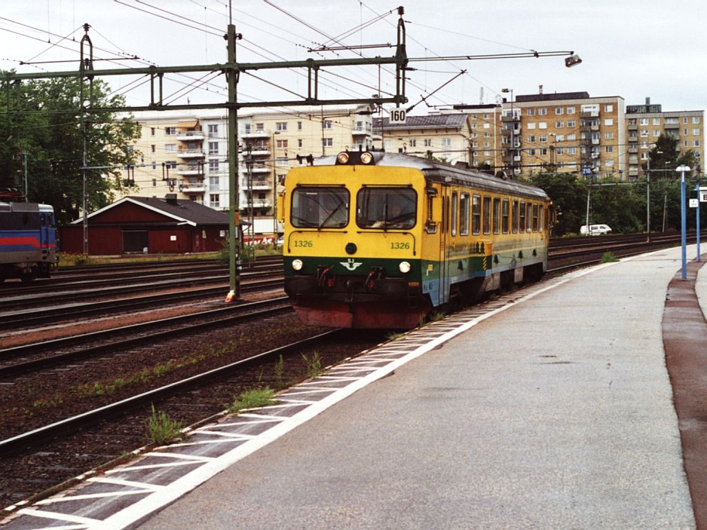 Y1 1326 mit Regionalzug 8914 LT Kil-Karlstad auf Bahnhof Karlstad am 13-7-2000.  Bild und scan: Date Jan de Vries.