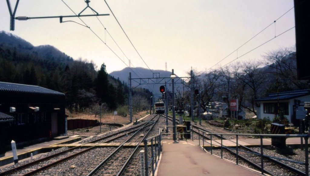 Yagan- und Aizu-Bahnen (Südabschnitt): Die alte Endstation Aizu Kôgen (Aizu-Hochplateau) (ehemals Aizu Takinohara) der Aizu-Linie der Staatsbahn. Links ist die alte Drehscheibe für die Dampfloks noch zu sehen. Ein Intercity-Zug Serie 350 des Tôbu-Konzerns kommt aus Tokyo von der Yagan-Bahn her und wird hier auf die Aizu-Bahn (Südabschnitt) übergehen. 26.April 1997. 