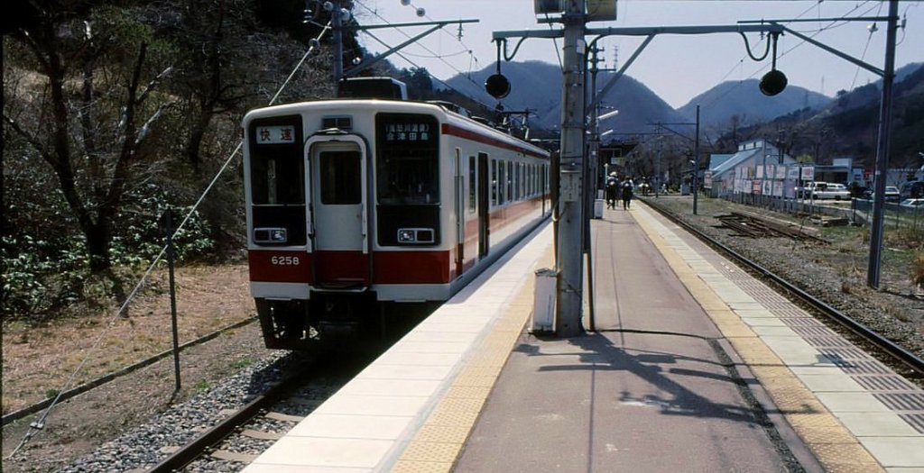 Yagan- und Aizu-Bahnen (Südabschnitt): Zug 6158 des Tôbu-Konzerns (Motorwagen 6158 + Steuerwagen 6258) auf dem Aizu-Hochplateau Aizu Kôgen; von hier wird die wilde Berggegend touristisch erschlossen. 26.April 1997. 
