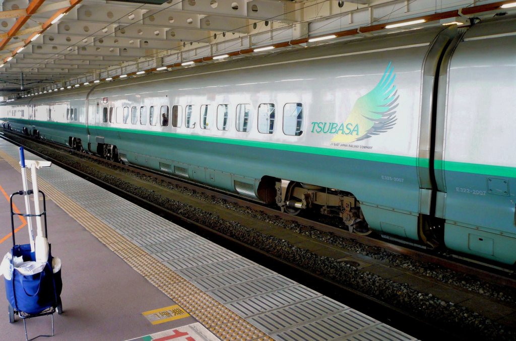 Yamagata Shinkansen - Serie E3-2000: Der Zwischenwagen E325-2007 in Shinj, 10.Juli 2010. 