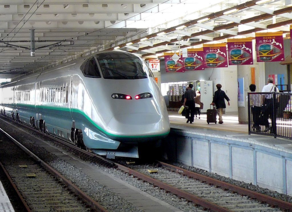 Yamagata Shinkansen - Serie E3-2000: Die Shinkansen-Züge Serie E3 wurden erstmals 1997 für den Akita Shinkansen beschafft, dessen Endstück auch auf einer umgespurten alten Strecke verläuft. Für den Yamagata Shinkansen kamen 3 E3-Züge 1999 hinzu, und 2008/9 haben 12 neue E3-Züge (E3-2000, 7-Wagenzüge) die letzten Serie 400 ersetzt. Im Bild fährt Zug mit Frontwagen E322-2007 in Shinjô, der Endstation des Yamagata Shinkansen, ein. 10.Juli 2010. 