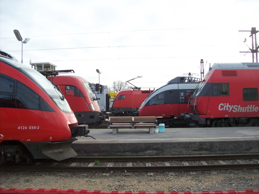 Yo Viel Los in Wien Sdbahnhof 4124 034-2, 1116, CityShuttle Doppelstock Steuerwagen und ein gerde ausfahrender 4124er und noch eine 1116 mit Wiseldopplern 29.03.2010