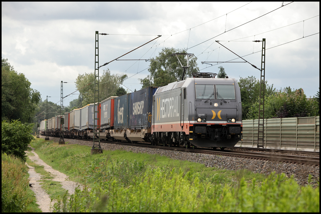 YODA 241 010 von HECTORRAIL ist am 18.06.2011 mit einem KLV-Zug von Wanne-Eickel nach Schweden unterwegs. Hier bei Haltern am See.
