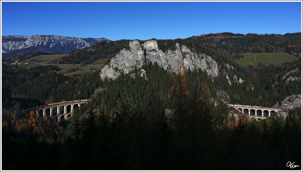 Zaaaaauuuuuberberg ;O) - Panoramaaufnahme von dem schnsten Teil der Semmeringbahn, links das kalte Rinne Viadukt, in der Mitte die Polleroswand und rechts das Krausel-Klause-Viadukt. Befahren wird diese Streckenabschnitt gerade von einer 1116 mit einem Hackschnitzelzug, untersttzt von einer Schiebelok der BR 1144.
Breitenstein 17.11.2012 