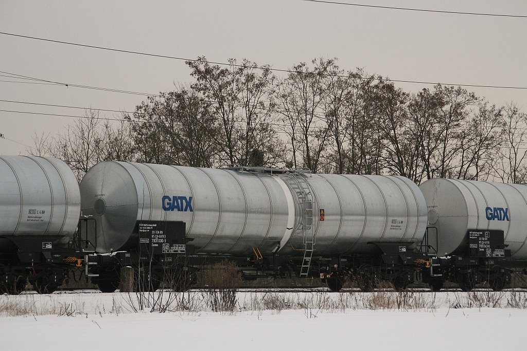 Zacens-Kesselwagen der Firma GATX, mit der Nr. 33 TEN RIV 85 CH-GATXD 7931 030-5.
Ein Ganzzug dieser glnzenden Wagen wurde am 27.01.2010 von einer MRCE BR 189 durch Eberswalde gezogen.