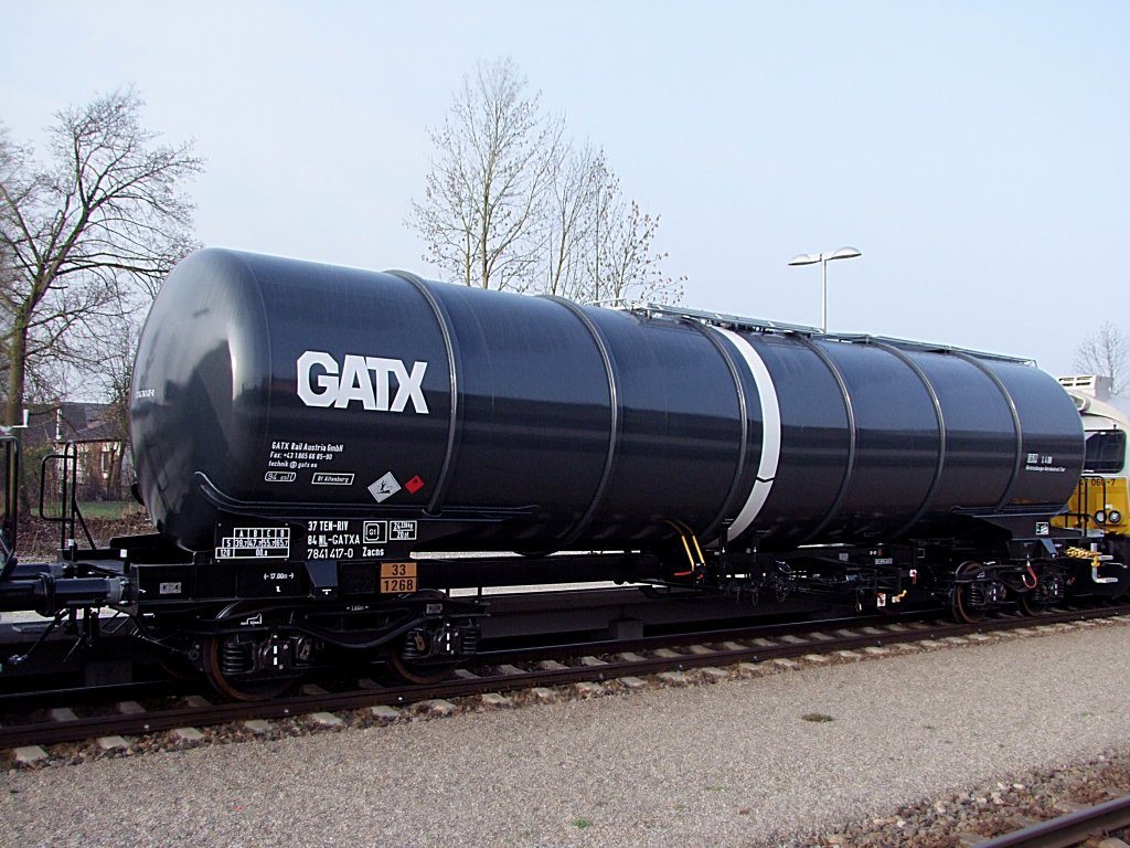 Zacns;3784(NL-GATXA)7841417-0 ist in einem Kesselwagenganzzug von Burghausen nach M�hldorf(Oberbay) eingereiht;110329