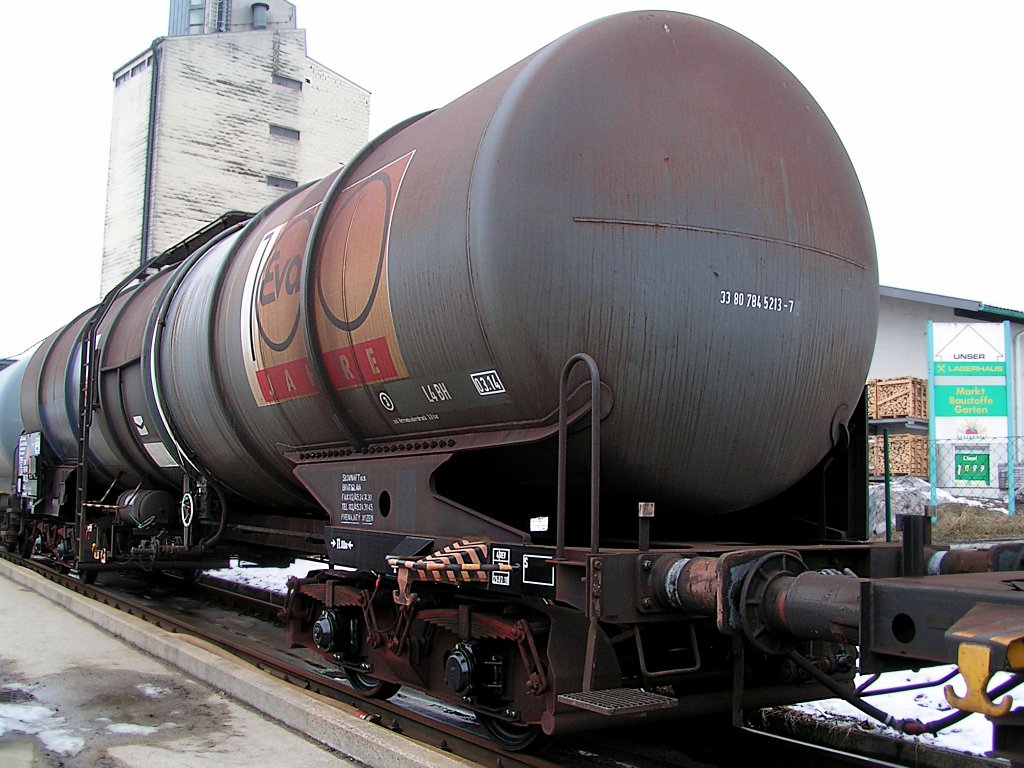 Zacs(3380D-VTGD7845213-7  100Jahre Eva  ist mit einer Ladung Treibstoff am Bhf. Ried i.I. eingelangt, lt. Preisschild kostet Diesel 1,099 bei der Lagerhaus SB-Tankstelle;100313