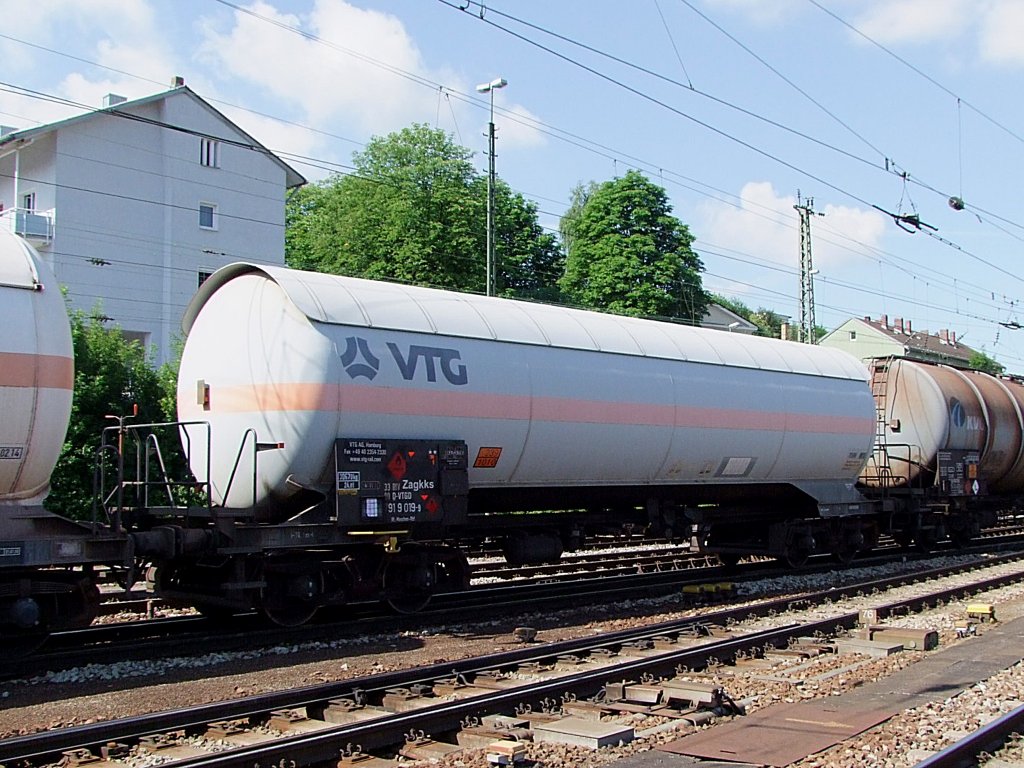 Zagkks 3380(D-VTGD)7919019-0 durchfhrt in einem gemischten GZ den Bhf. Passau, Richtung Deutschland;110616
