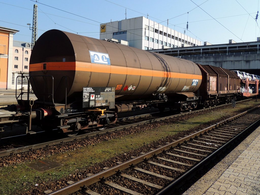 Zagns;3380(D-ARETZ)7809124-0 rollt mit einer Ladung 263-1040(Ethylenoxid mit Stickstoff)durch den Bhf. Passau; 130316
