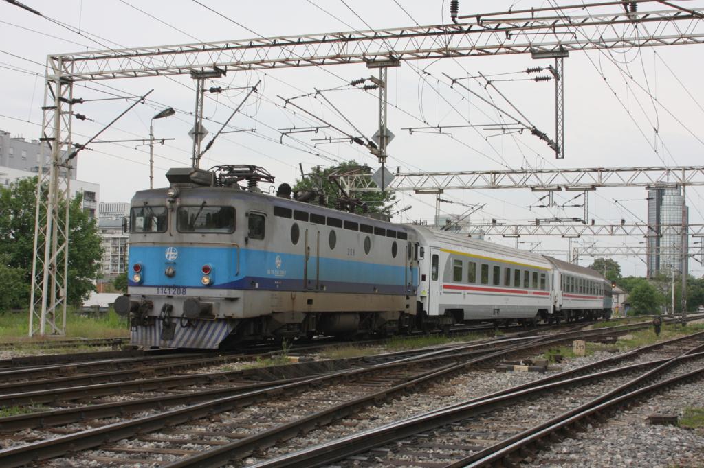 Zagreb am 28.04.2008
HZ Elektrolok 1141 208 fhrt mit einem IC in den Hauptbahnhof
Zagreb ein.