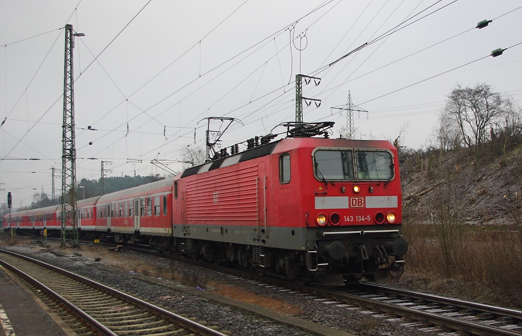 Zahlenspielerei: 143 134-5 bei der Abfahrt in Eichenberg mit dem RE nach Kassel. Aufgenommen am 17.02.2011.