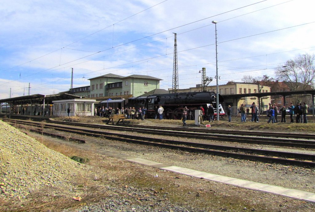 Zahlreiche Dampflokfans sumten den Naumburger Hbf und fotografierten und filmten die vom RAW Meiningen aufgearbeitete DR 01 0509-8 der Prenitztalbahn auf der Fahrt von Chemnitz nach Saalfeld; 20.03.2010