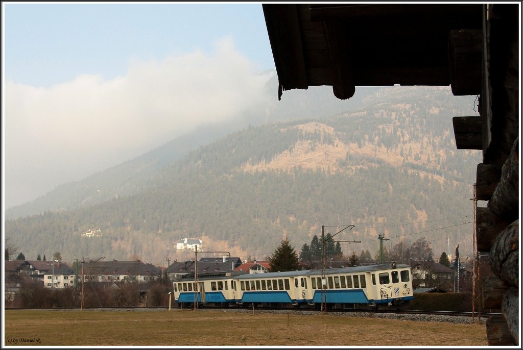 Zahnradbahntriebwagen mit der Nr. 213 auf dem Weg vom Bahnhof Garmisch-Partenk. zur Zugspitze, dem hchsten Berg Deutschlands. (19.02.2010, Garmisch-PK.)