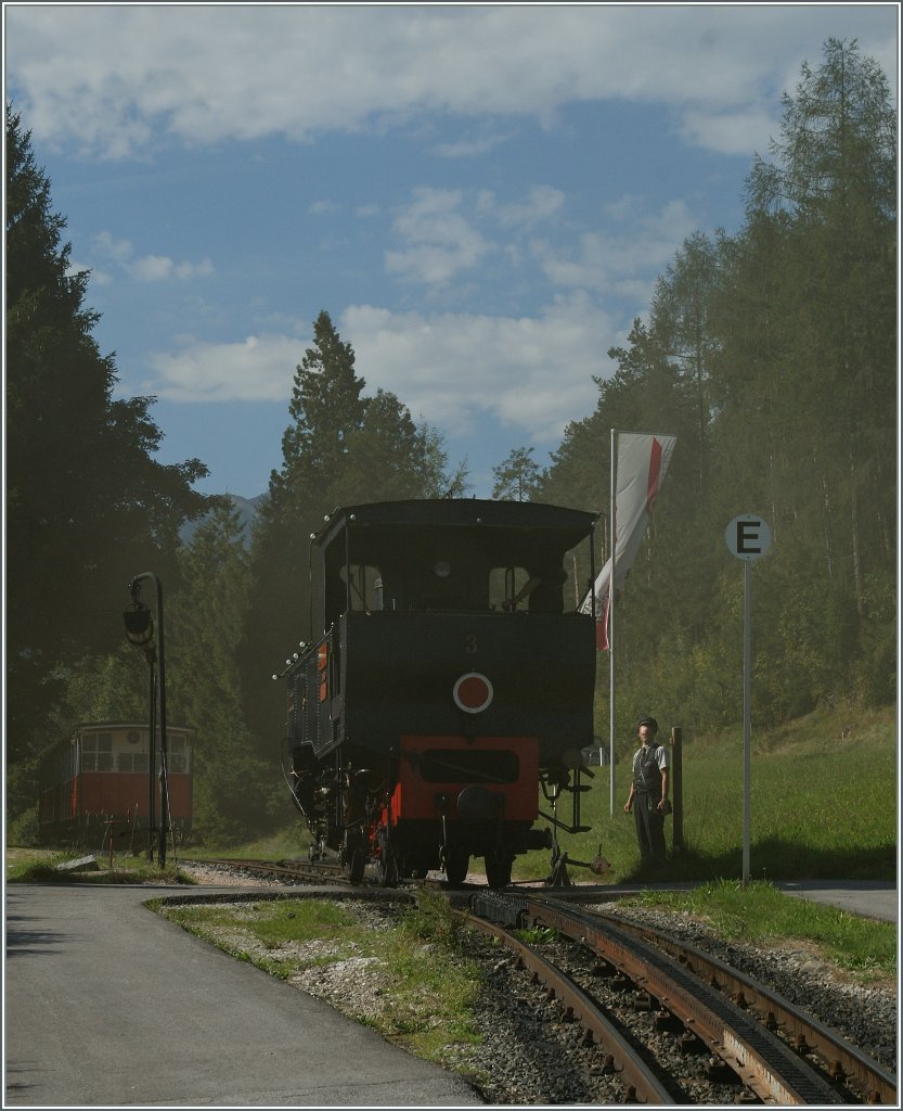  Zahnraddampfbahn : Wir haben schon mal fr das Bahnbildertreffen von Brienz gebt...
Von Hermann (der talwrts fahrenden Lok) krftig eingeruchert, umfhrt nun der Georg seinen Zug um in dann statt schiebend ziehend von Eben zum Achensee zu bringen.
16. September 2011