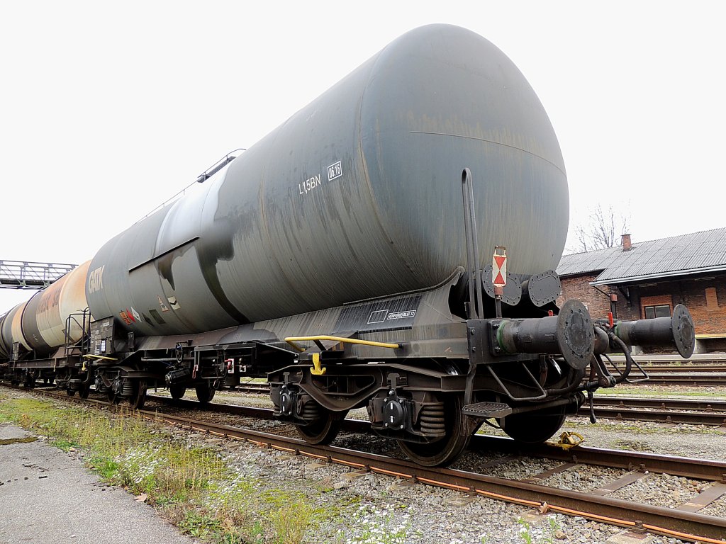 Zas 3380(D-GATXA)79669218, hat wohl etwas Ladegut auf die Aussenhaut abbekommen, und steht so am Bhf. Ried zur Entladung bereit; 121026