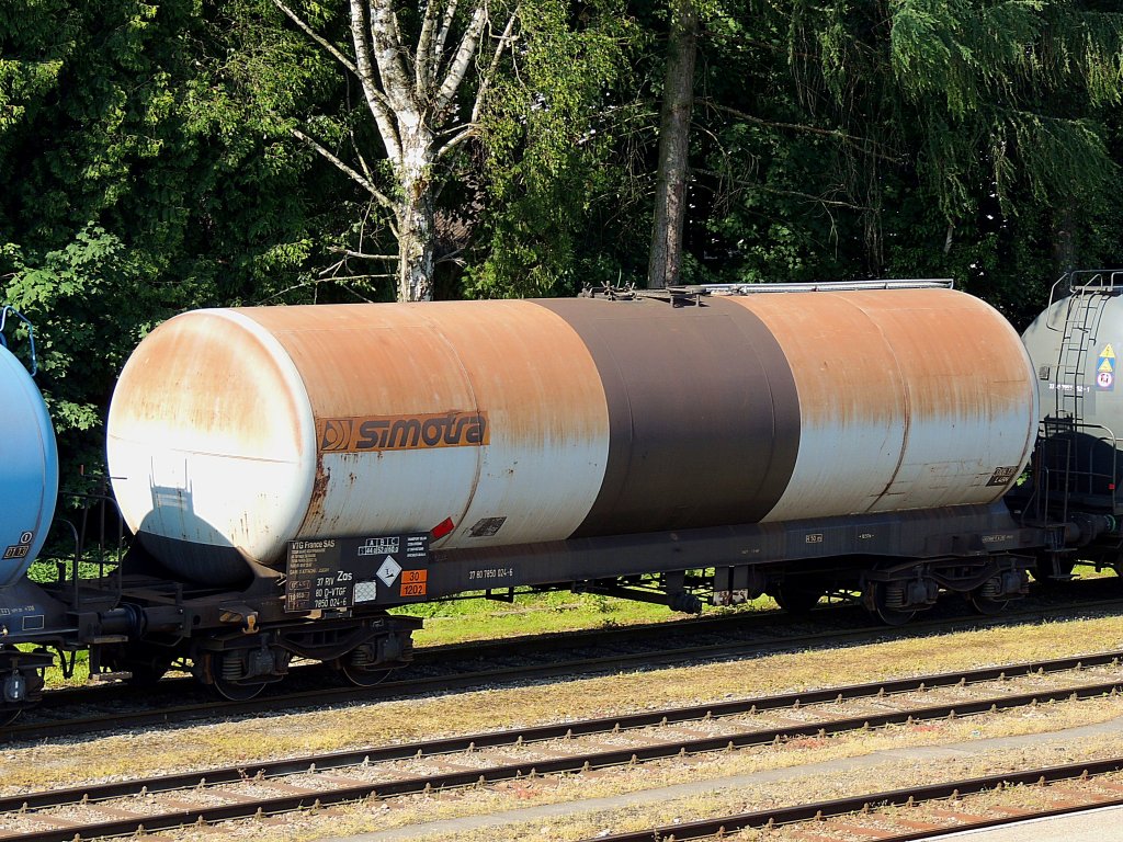 Zas (simotra)3180 D-VTGF 7850024-6 war lt. Gefahrenguttafel mit Heizl, bzw. Dieselkraftstoff beladen, und steht am Rieder Bahnhof wieder zum Abtransport bereit; 120527