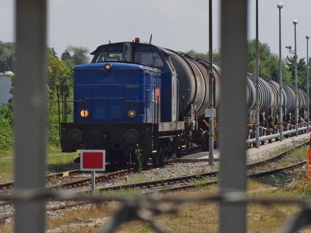Zaunblick - Auf dem Betriebsgelnde eines Heizllagers in Ulm-Donautal steht V 655.02 der HUSA Transportation bereit, um die leeren Kesselwagen abzuholen (18.07.2013).