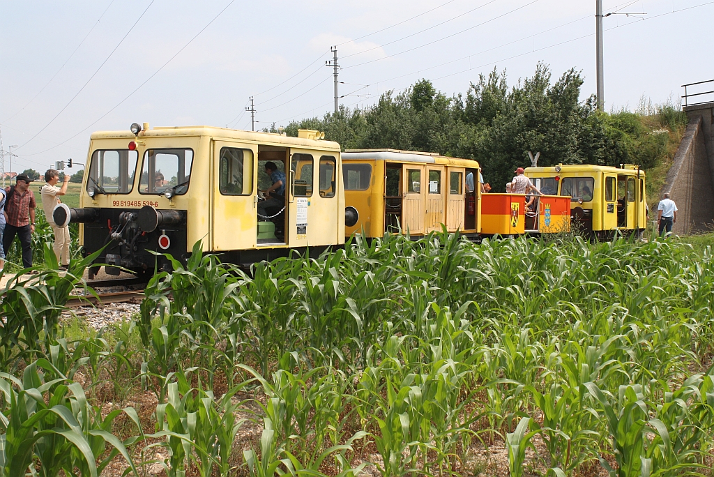 Zayataler Schienentaxi am 07.Juli 2013 in der Endstelle Mistelbach Interspar; die Fahrzeuge von links nach rechts: VSS X626.144, X501.0001, X501.0002 und X626.172.


