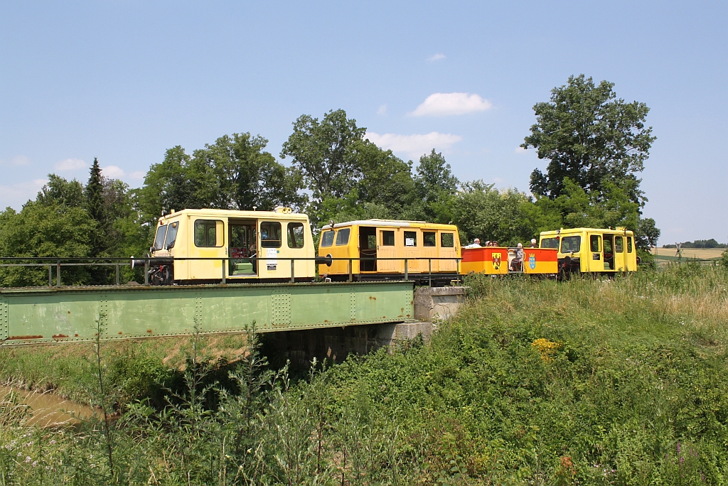 Zayataler Schienentaxi, bestehend aus VSS X626.144, X501.0001, X501.0002 und X626.172 am 07.Juli 2013 kurz nach der Endstelle Mistelbach Interspar in Richtung Asparn a.d. Zaya fahrend.