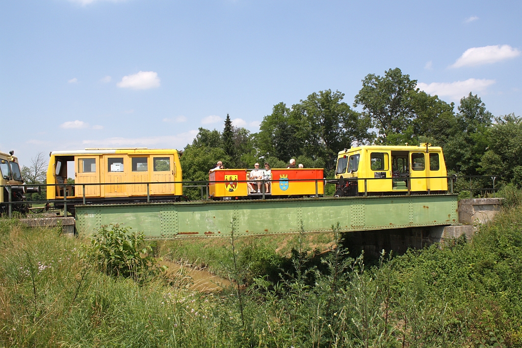 Zayataler Schienentaxi, bestehend aus VSS X626.144(ganz links nur teilweise sichtbar), X501.0001, X501.0002 und X626.172 am 07.Juli 2013 kurz nach der Endstelle Mistelbach Interspar in Richtung Asparn a.d. Zaya fahrend.

