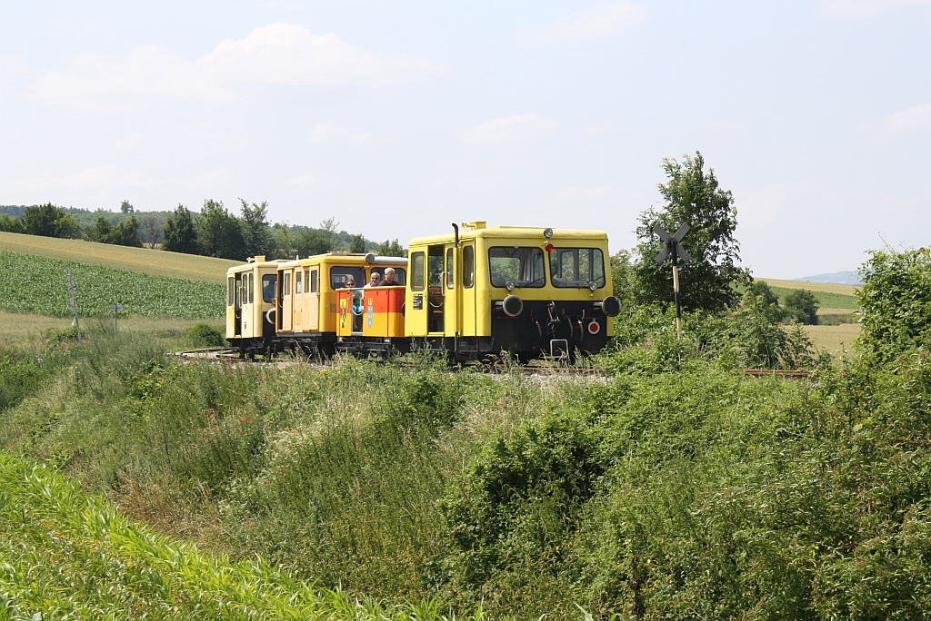 Zayataler Schienentaxi, bestehend aus VSS X626.144, X501.0001, X501.0002 und X626.172 am 07.Juli 2013 kurz nach der Endstelle Mistelbach Interspar in Richtung Asparn a.d. Zaya fahrend.

