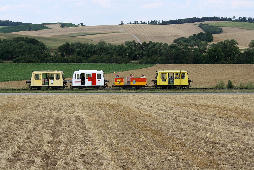 Zayataler Schienentaxi, bestehend aus VSS X626.144, X501.6113, X501.0002 und X626.172 (v.L.n.R.), am 11.August 2013 nahe Asparn a.d. Zaya in Richtung Mistelbach Interspar fahrend.