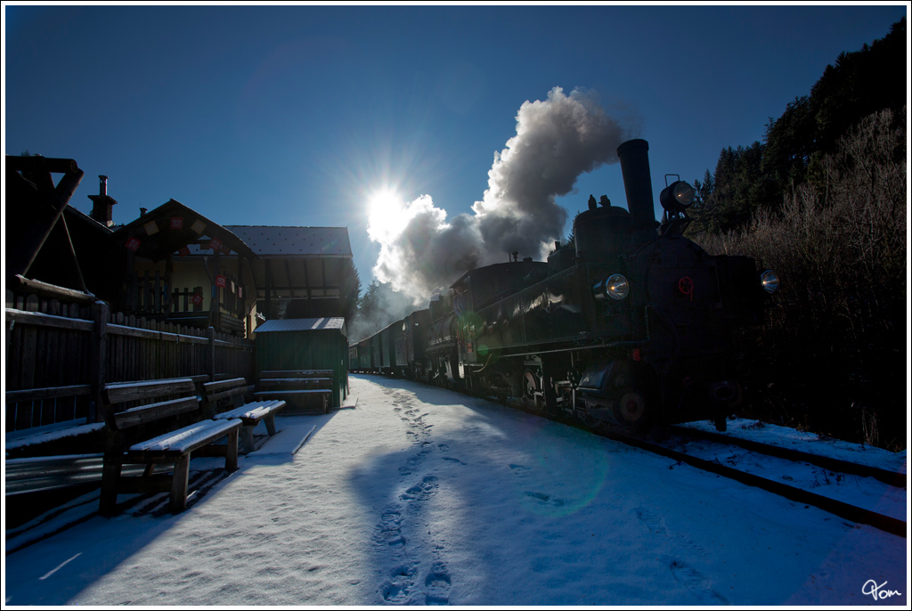 ZB 2 der Zillertalbahn und die bosnische 83-180 dampfen auf der Feistritztalbahn, mit einem Adventzug, von Weiz nach Birkfeld. 
Koglhof 9.12.2012