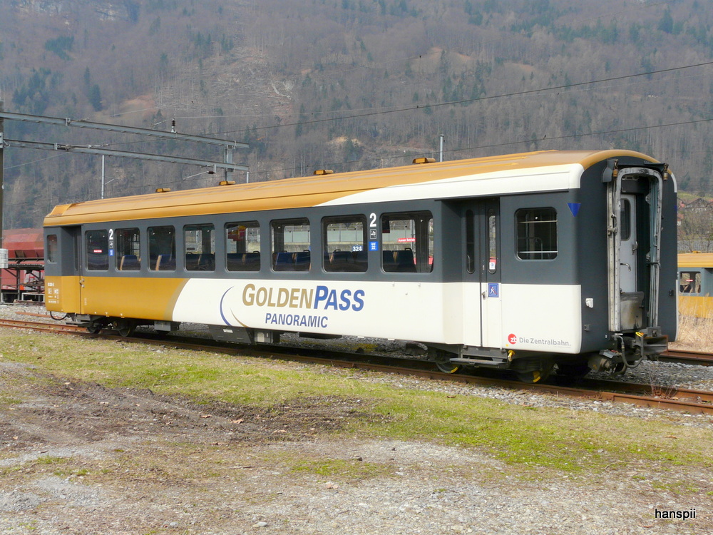 zb - Abgestellter Goldenpass Personenwagen 2 Kl. B  328-5 in Interlaken Ost am 23.03.2013