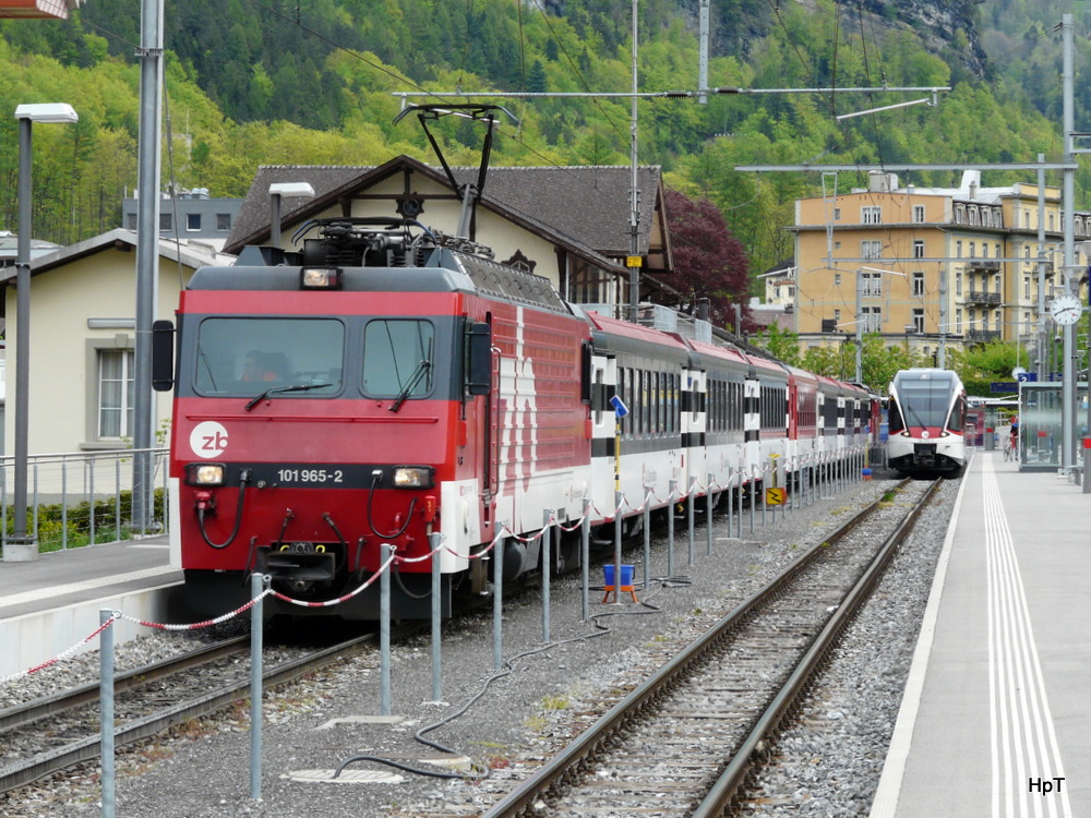 zb - Bahnhof Meiringen mit der HGe 4/4 101 965-2 vor dem Schnellzug nach Luzern und ein Triebwagen ABe 130 ... als Regio nach Interlaken Ost am 08.05.2012