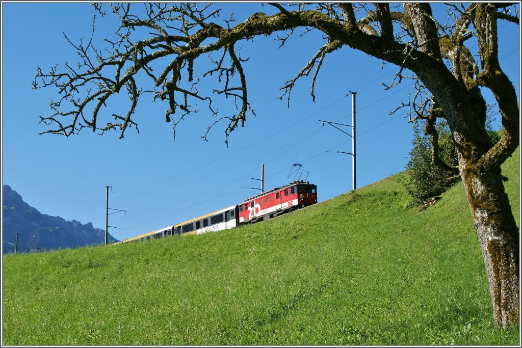  zb  De 101 021-3 mit einem  GoldenPass  IR zwischen Oberried und Ebligen.
 27. Aug. 2012