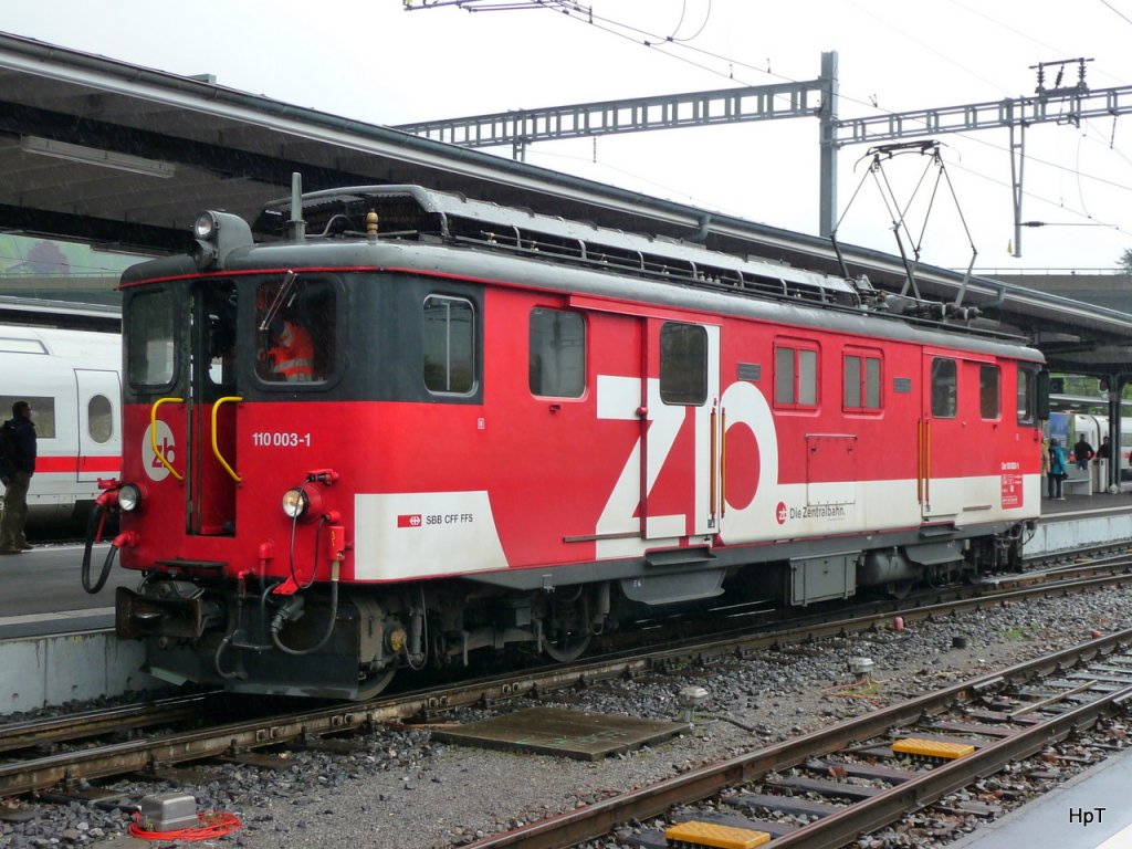 zb - De 4/4 110 003-1 bei Rangierfahrt im Bahnhof Interlaken Ost am 15.05.2010