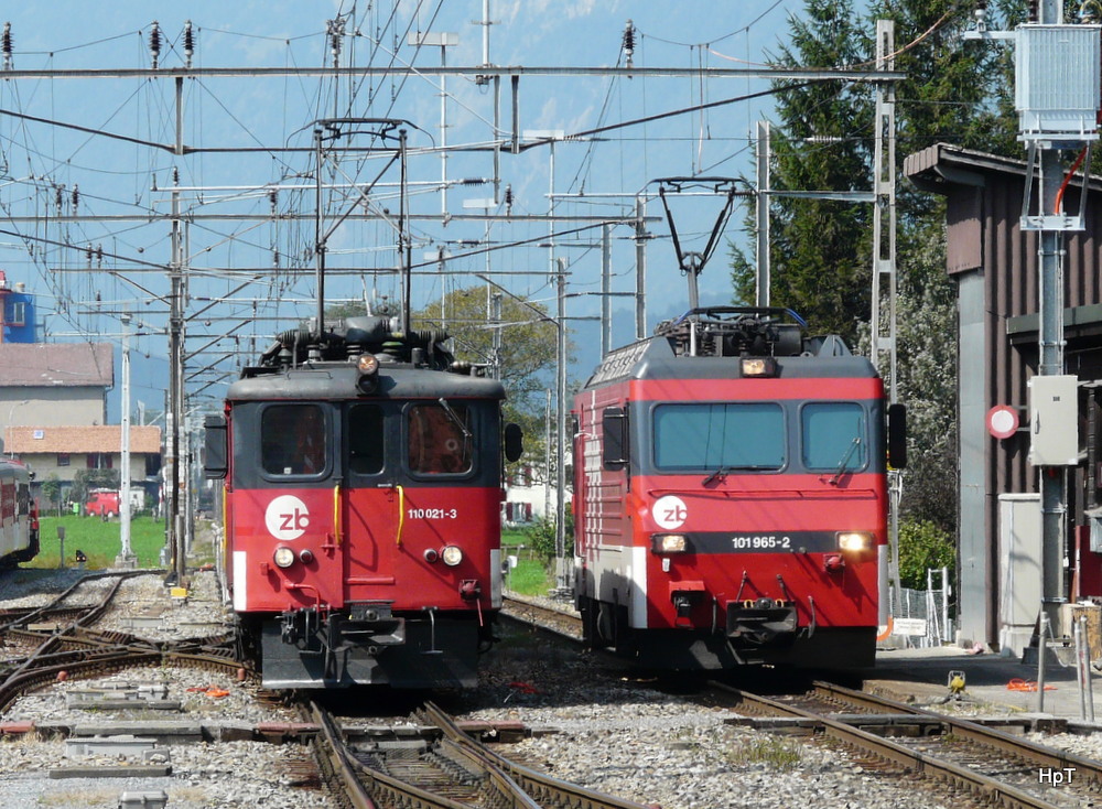 zb - De 4/4 110 021-3 mit Schnellzug neben HGe 4/4 101 965-2 in Meiringen am 11.09.2012