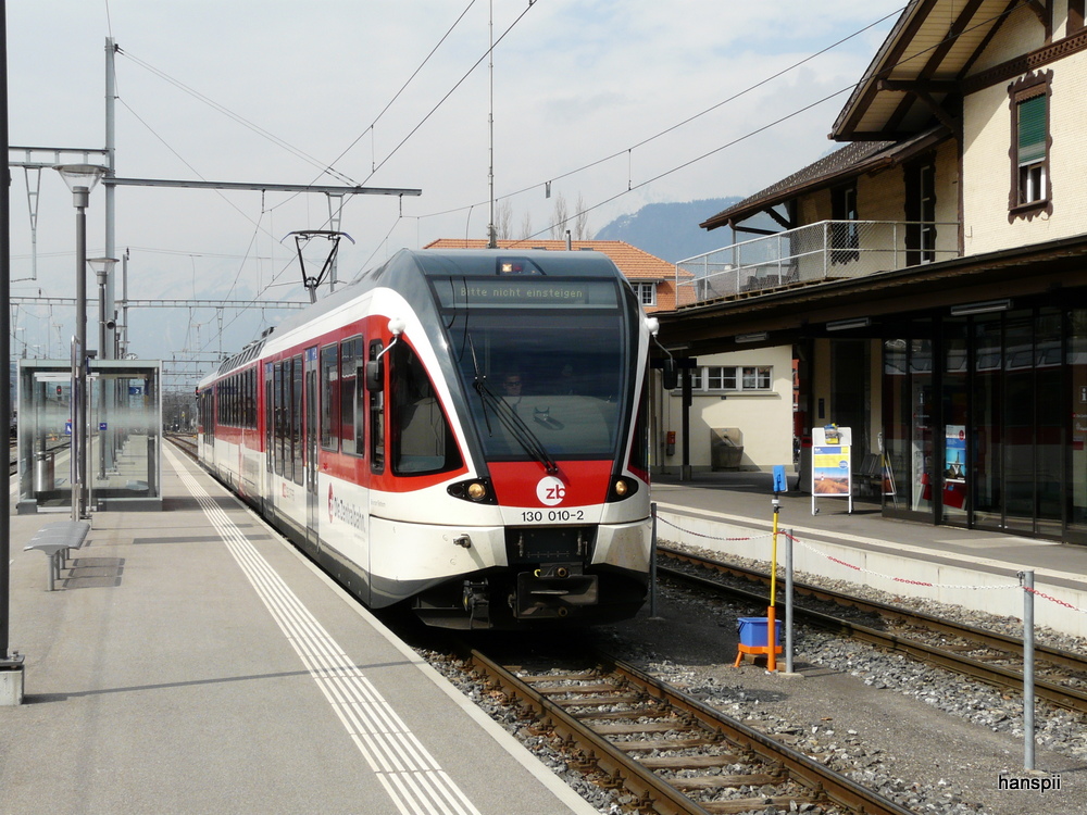 zb - Einfahrender Triebzug ABe 130 010-2 in den Bahnhof Meiringen am 23.03.2013