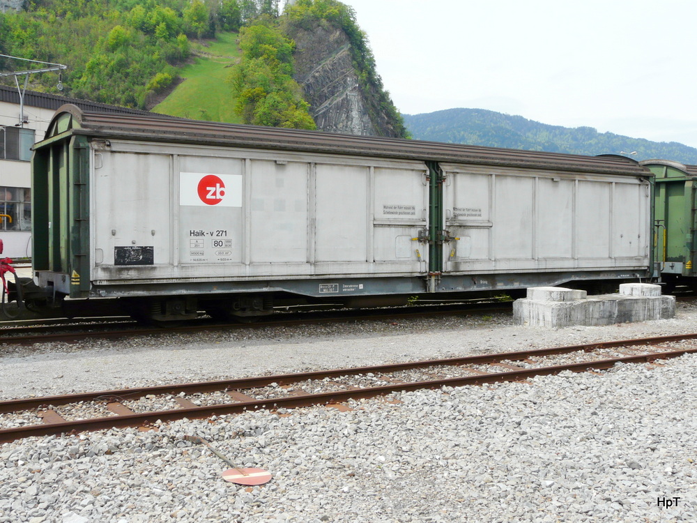 zb - Gterwagen Haik-v 271 in Stansstad am 08.05.2012