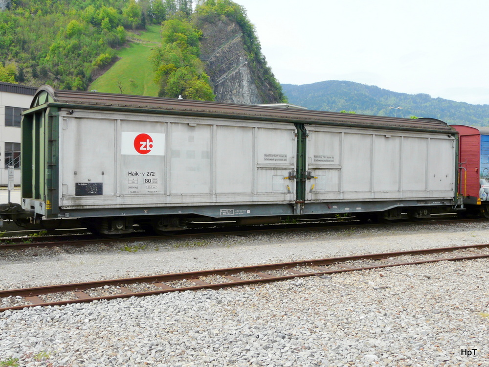 zb - Gterwagen Haik-v 272 vor dem Depot / Werksttte in Stansstad am 08.05.2012