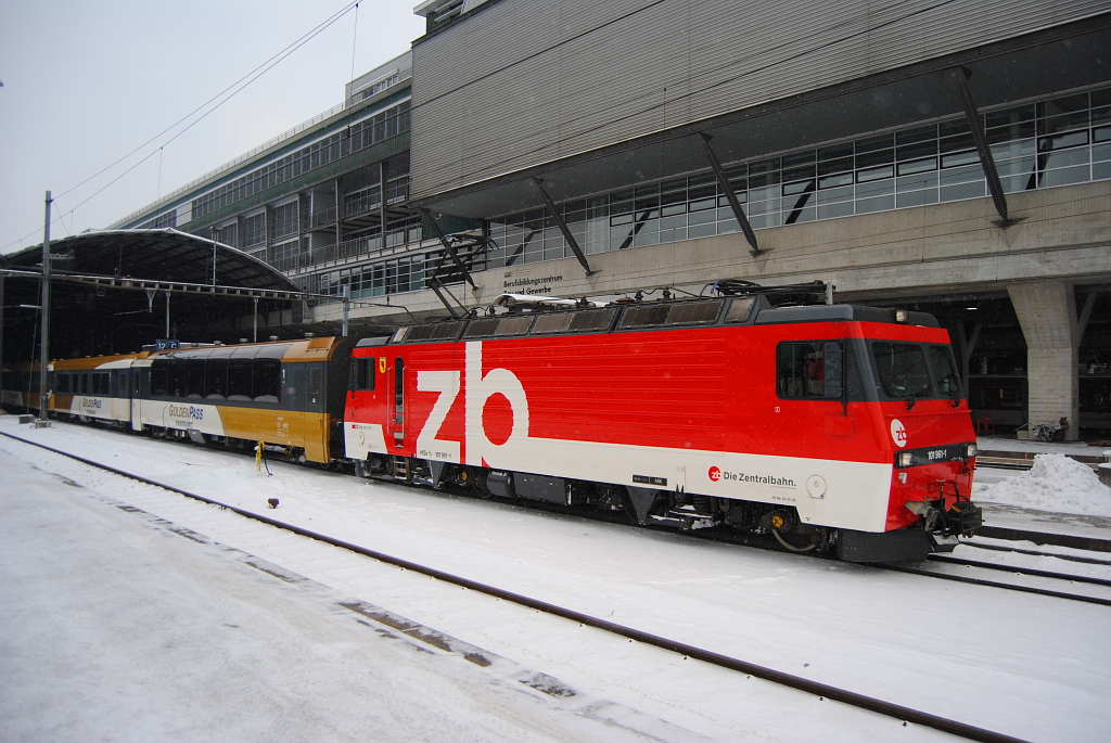 ZB HGe 101 961-1 verlsst am 05.01.2012 mit dem Golden Pass Panoramic den Bahnhof von Luzern.