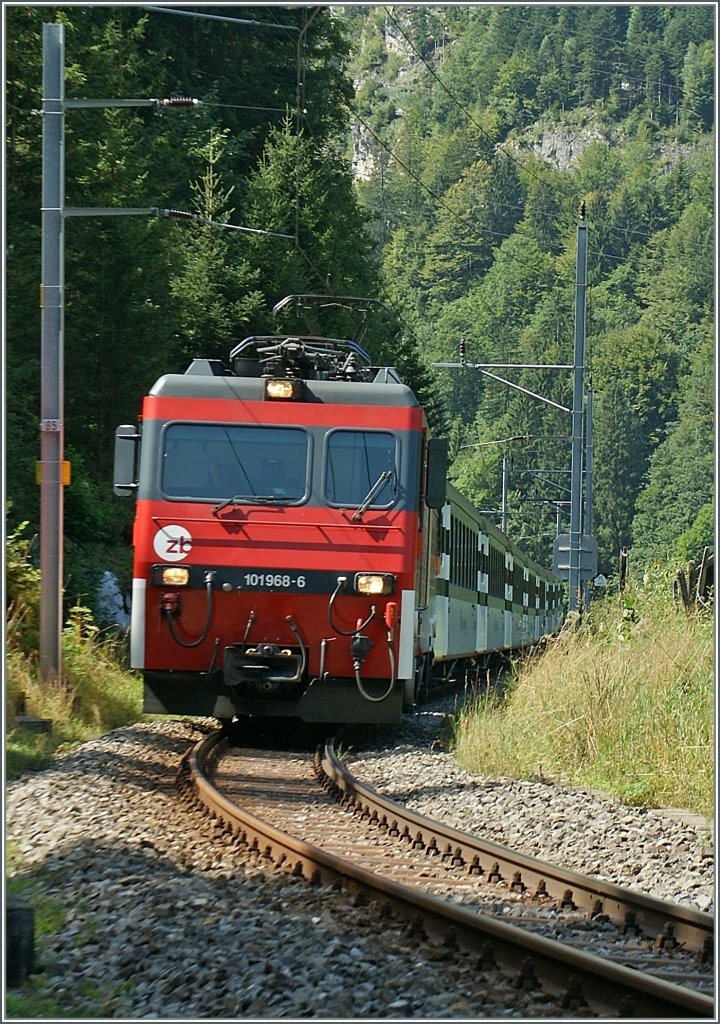  zb  HGe 101 968-6 auf der Talfahrt zwischen Brnig Hasliberg und Lungern. 
20. August 2012