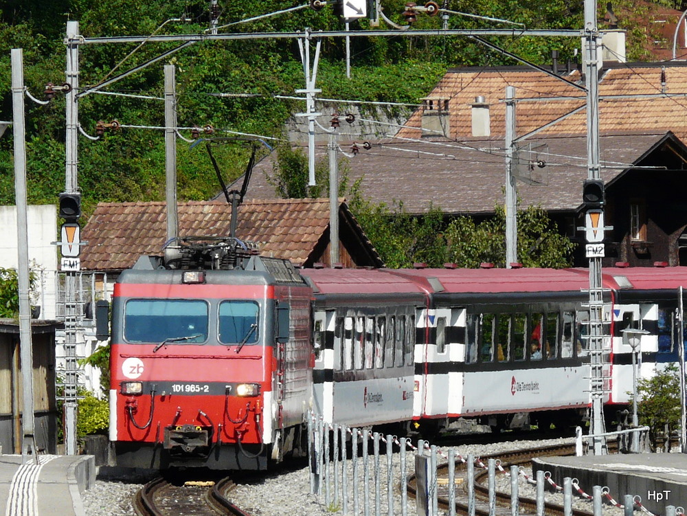 zb - IR nach Interlaken mit der Zahnradlok HGe 4/4 101 965-2 bei der einfahrt in den Bahnhof Brienz am 06.05.2010