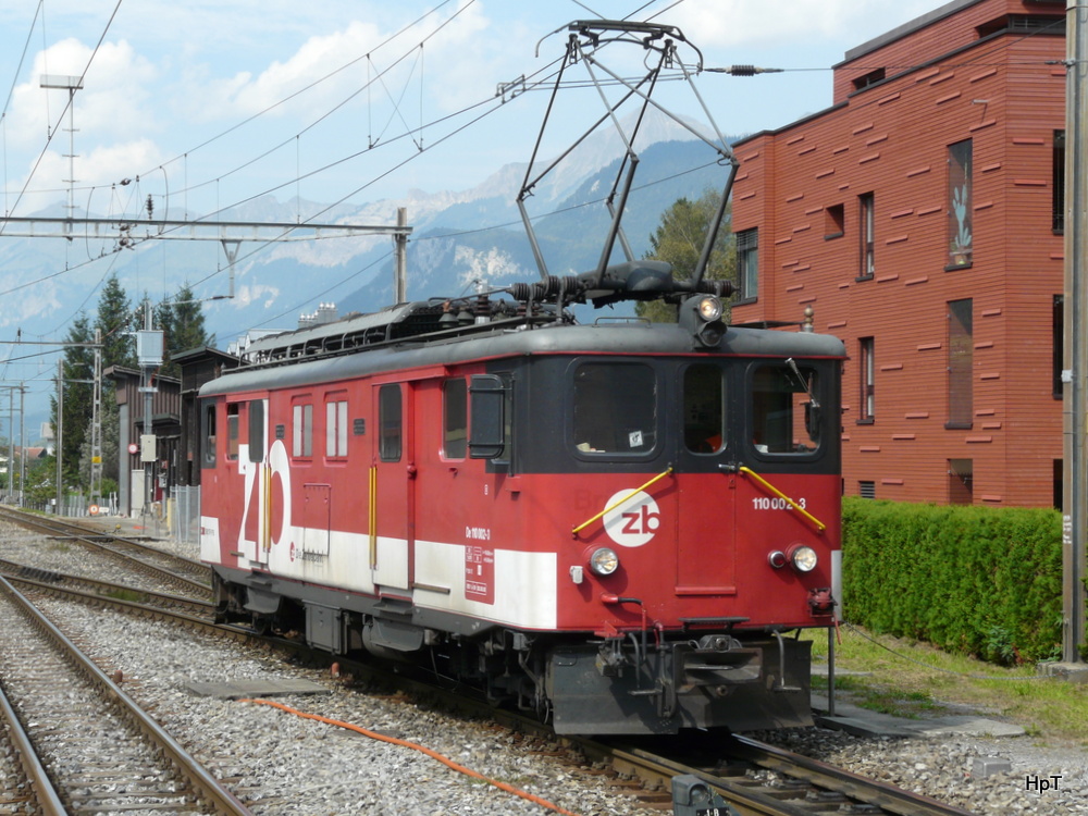 ZB - Lok De 4/4 110 002-3 bei Rangierfahrt im Bahnhofsareal von Meiringen am 11.09.2012
