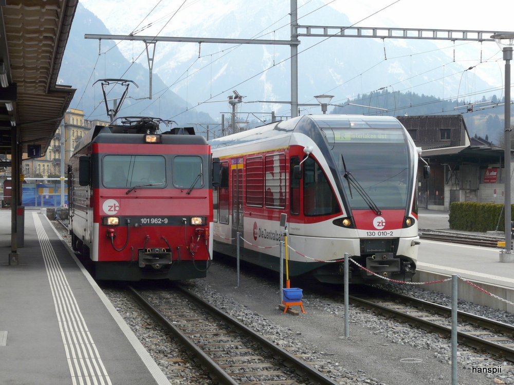 zb - Lok HGe 4/4  101 962-9 und Triebzug ABe 130 010-2 im Bahnhof Meiringen am 23.03.2013