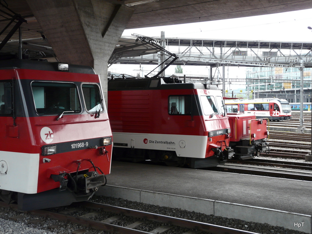 zb - Loks HGe 4/4 101 968-9 und HGe 4/4 101 966-0 und Te 2/2 171 201-7 und ABe 150 101-1 im Bahnhof Luzern am 11.06.2013