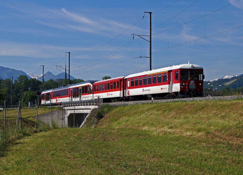 ZB: Mit zwei alten ABt und B verstrkte S 5 Giswil-Luzern bei Alpnachstad am 8. Juni 2013. An der Zugsspitze ist der 931-5 ex LSE/RBS (RBS/SZB ABt Nr. 201 - 202) eingereiht.
Foto: Walter Ruetsch 