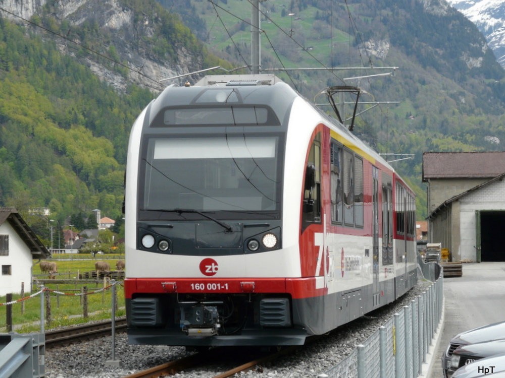zb - Neuer Triebzug ABe 160 001-1 in einem Anschlussgeleise in Meiringen am 08.05.2012 .. Foto wurde von einem Bahnbergang aus Gemacht