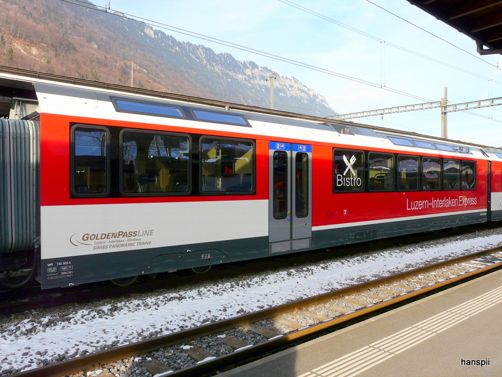 zb - Neuer Zug auf der Zentralbahn der Zwischenwagen WR 150 0302-4 im Bahnhof Interlaken Ost am 26.01.2013