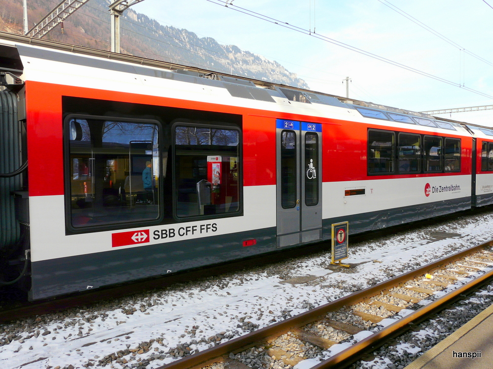 zb - Neuer Zug auf der Zentralbahn der 2 Kl. Zwischenwagen des ABeh 150 202-6( 102-8) im Bahnhof Interlaken Ost am 26.01.2013